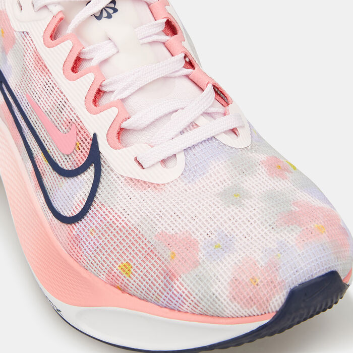 نايكي حذاء زوم فلاي 5 بريميوم رود رانينج للنساء وردي image number 4