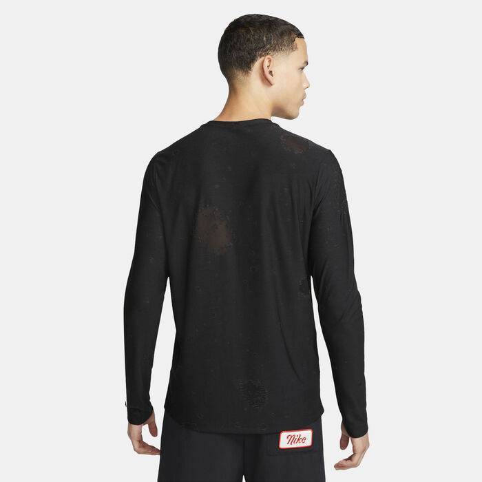 نايكي تيشيرت دراي-فت تاي-داي بأكمام طويلة للرجال رمادي image number 1