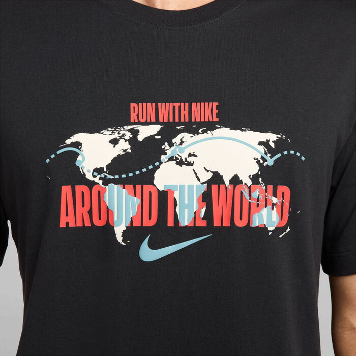 نايكي تيشيرت الجري للرجال رمادي image number 4