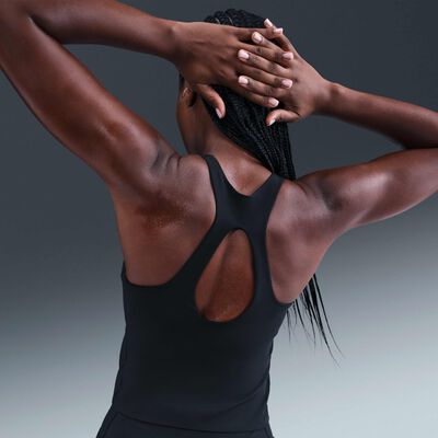 نايكي تيشيرت بلا أكمام بصدرية رياضية بحشوة يونيفرسيا بدعم متوسط للنساء أسود