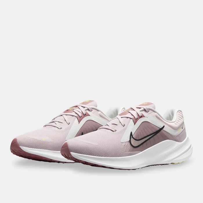 نايكي حذاء كويست 5 رود رانينج للنساء وردي image number 2