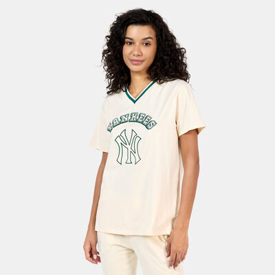 نيو ايرا تيشيرت MLB نيو يورك يانكيز جرافيك للنساء بيج